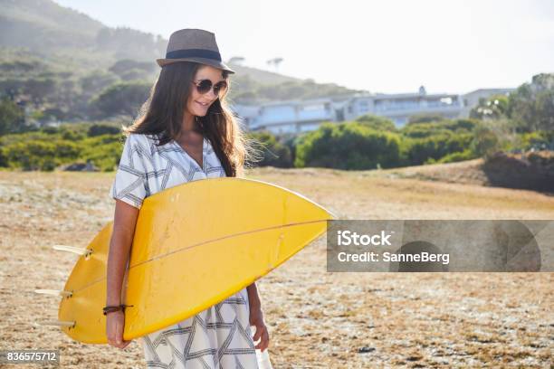 Foto de Garota Surfista e mais fotos de stock de Jovem Adulto - Jovem Adulto, Moda, Surfe