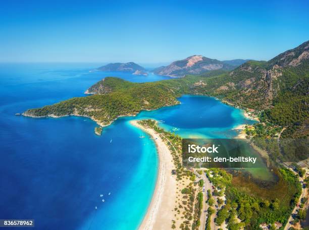 Impresionante Vista Aérea De Laguna Azul En Oludeniz Turquía Paisaje De Verano Con Montañas Bosque Verde Agua Azul Playa De Arena Y Cielo Azul En Día Soleado Antecedentes De Viaje Vista Superior Naturaleza Foto de stock y más banco de imágenes de Oludeniz