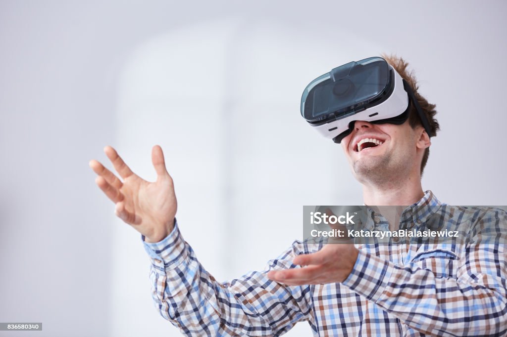 Homem usando o fone de ouvido de realidade virtual - Foto de stock de Adulto royalty-free