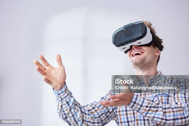 Foto de Homem Usando O Fone De Ouvido De Realidade Virtual e mais fotos de stock de Adulto - Adulto, Aposta, Ateliê