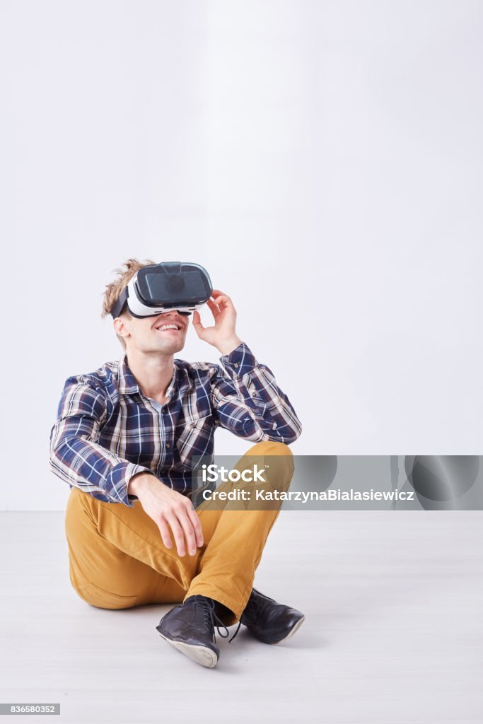 Homem usa óculos de realidade virtual - Foto de stock de Adulto royalty-free