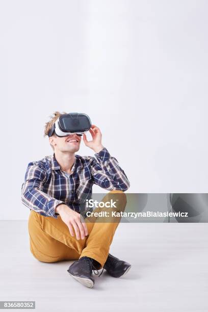 Foto de Homem Usa Óculos De Realidade Virtual e mais fotos de stock de Adulto - Adulto, Aposta, Ateliê