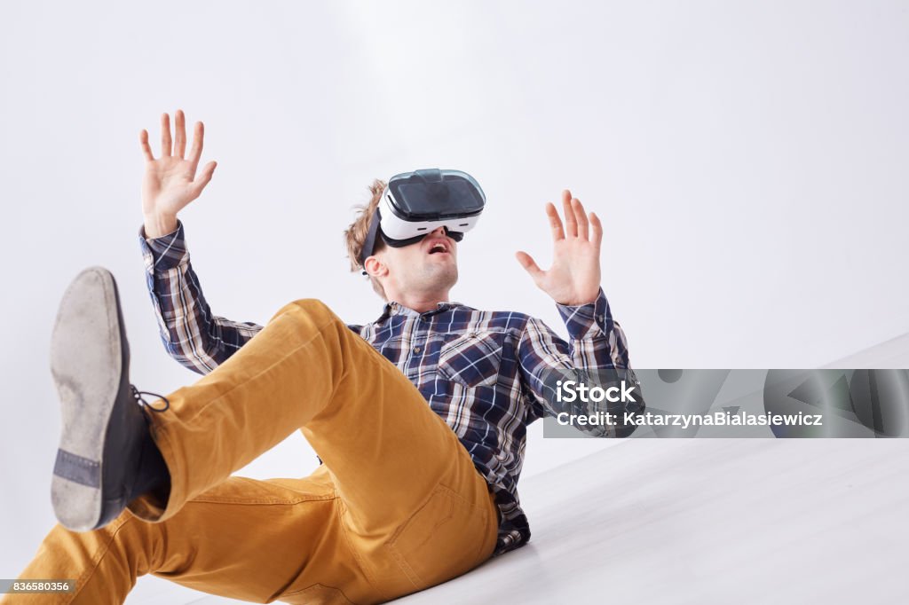 Menino brinca com óculos de realidade virtual - Foto de stock de Adulto royalty-free