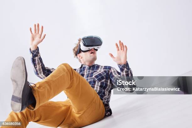 Foto de Menino Brinca Com Óculos De Realidade Virtual e mais fotos de stock de Adulto - Adulto, Amarelo, Aposta