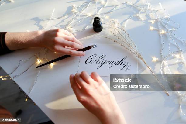 Mädchen Schreibt Stift Brunnen Kalligraphische Buchstaben Am Tisch Sitzen Stockfoto und mehr Bilder von Kalligraphieren
