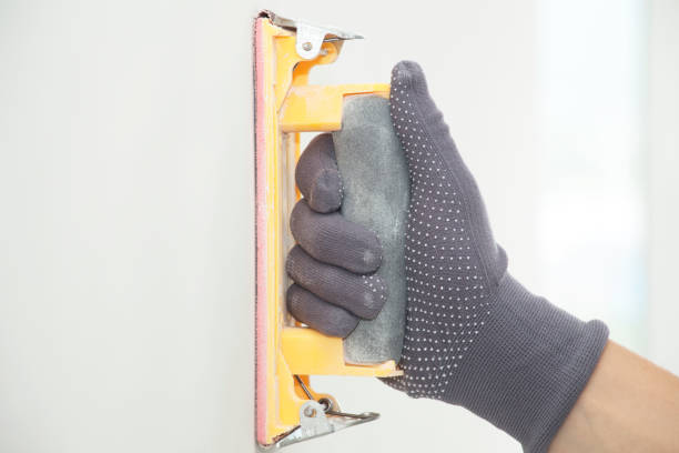 istock hand grinding wall with sandpaper 836583758
