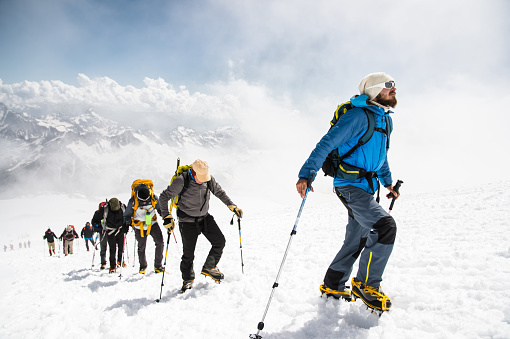 Un grupo de montañistas asciende a la cima de un Nevado photo