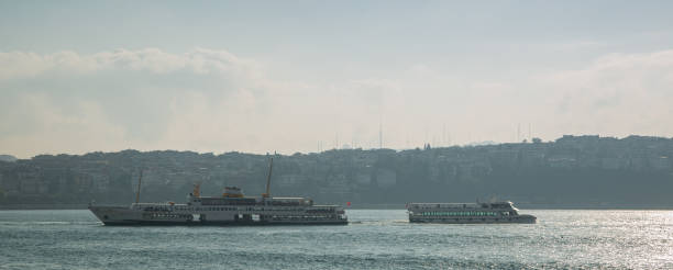 터키 보스포러스 해협 중간 여객 페리. 에 대 한 도시 이스탄불의 배경. - passenger ship nautical vessel passenger craft ferry 뉴스 사진 이미지