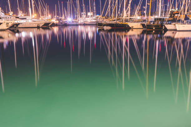 밤에 항구에서 보트와 요트 항해 - majorca yacht palma marina 뉴스 사진 이미지