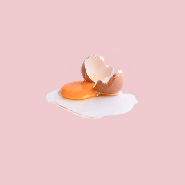 gebrochene ei auf pastell hintergründe - animal egg eggs food white stock-fotos und bilder