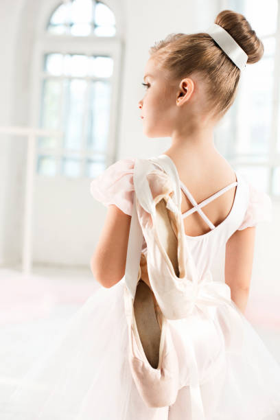 niña de bailarina en un tutú. adorable niño bailando ballet clásico en un estudio blanco - ballet dress studio shot costume fotografías e imágenes de stock