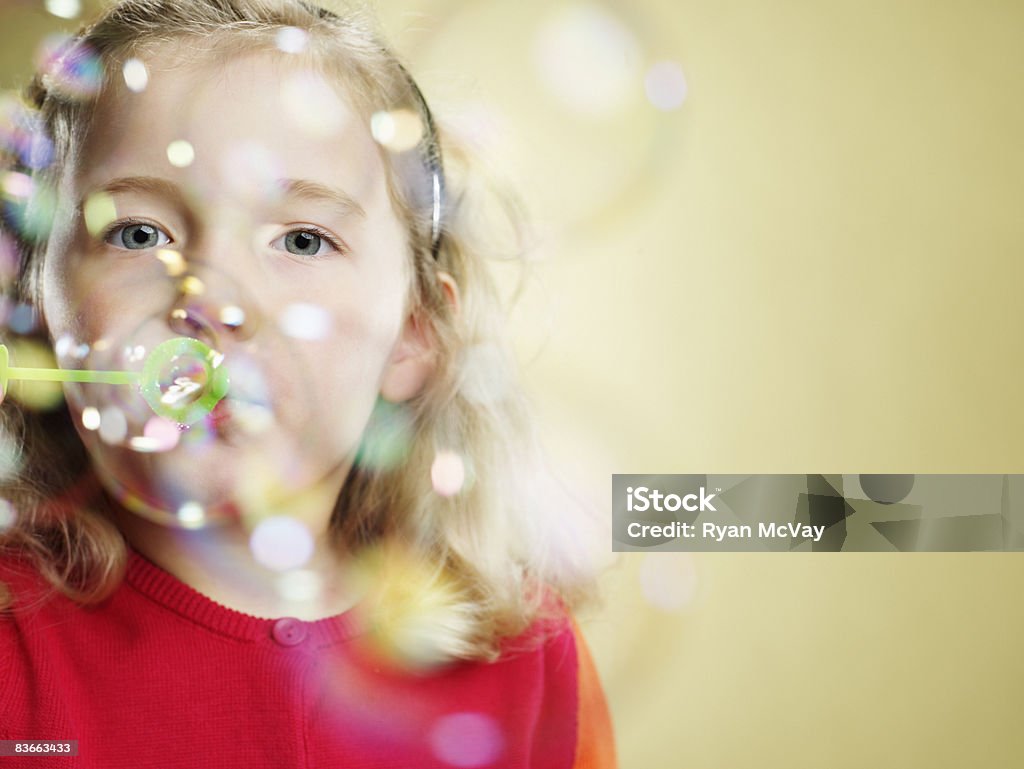 Fünf Jahre altes Mädchen Blasen Blasen. - Lizenzfrei Seifenblasenring Stock-Foto