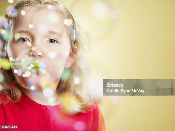 Fünf Jahre Altes Mädchen Blasen Blasen Stockfoto und mehr Bilder von Seifenblasenring - Seifenblasenring, 4-5 Jahre, Bewegung