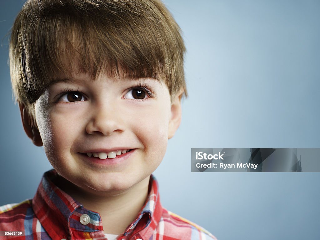 Retrato de un niño sonriendo 3 años de edad. - Foto de stock de Monada libre de derechos