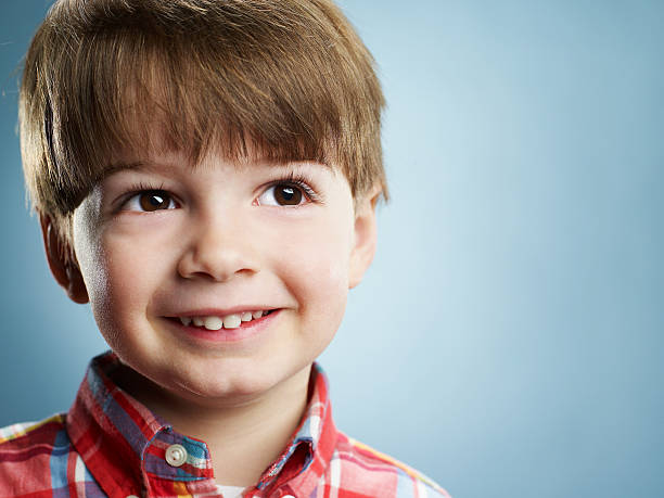 portrait d'un souriant garçon de 3 ans. - cute boy photos et images de collection