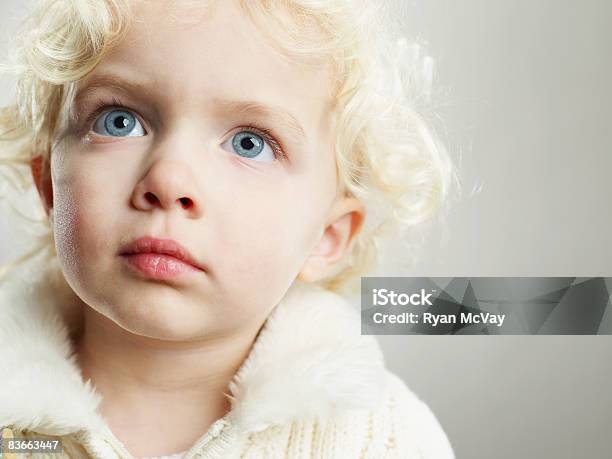 Porträt Von Einem Drei Jahre Altes Mädchen Nachschlagen Stockfoto und mehr Bilder von 2-3 Jahre