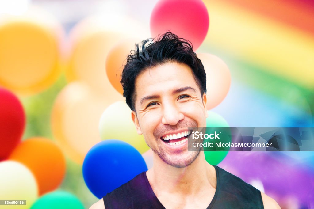 Hombre maduro de raza mixta sonriente retrato de concepto de orgullo gay - Foto de stock de Evento Orgullo LGTBIQ libre de derechos