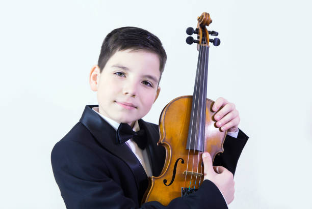 少年、バイオリンを演奏 - child prodigy ストックフォトと画像
