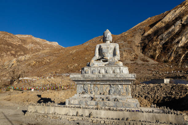 shakyamuni buddha statue aus stein - muktinath stock-fotos und bilder