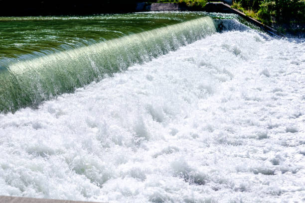 barrage em munique - miniature weir - fotografias e filmes do acervo