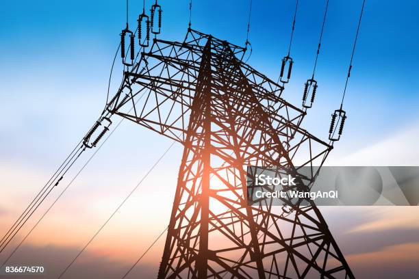 高電圧高電圧タワーの後 - 電気のストックフォトや画像を多数ご用意 - 電気, 発電, 配電網