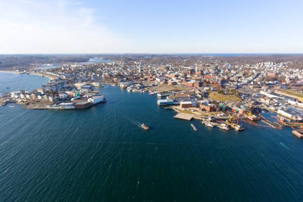 ville de gloucester et du port, massachusetts - cape ann photos et images de collection