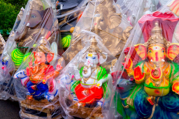 estátua de ganesh pronto para venda para ganesh chaturthi, chennai, índia. - ganesha animal asia chennai - fotografias e filmes do acervo