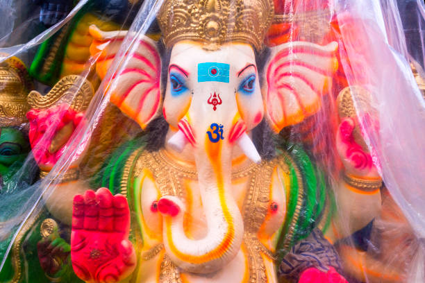 estátua de ganesh pronto para venda para ganesh chaturthi, chennai, índia. - ganesha animal asia chennai - fotografias e filmes do acervo