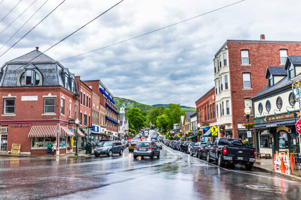 śródmiejska mała wioska w maine podczas deszczu ze sklepami na głównej ulicy - town maine american culture camden maine zdjęcia i obrazy z banku zdjęć