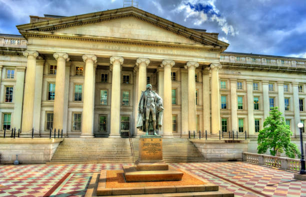 statua di albert gallatin di fronte all'edificio del dipartimento del tesoro degli stati uniti a washington, dc - us treasury department foto e immagini stock