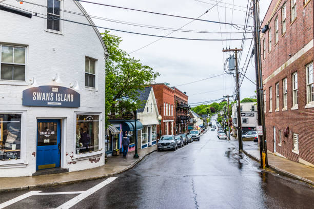 śródmiejska mała wioska w maine podczas deszczu ze sklepami na pustej ulicy - town maine american culture camden maine zdjęcia i obrazy z banku zdjęć