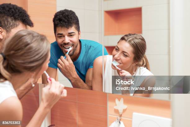 Paar In Liebe Stockfoto und mehr Bilder von Paar - Partnerschaft - Paar - Partnerschaft, Zähne putzen, Attraktive Frau