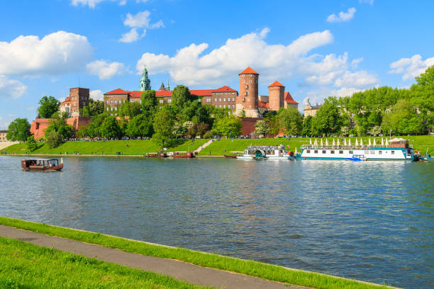 barche turistiche sul fiume vistola con il castello reale di wawel sullo sfondo in una splendida giornata di sole, polonia - fiume vistola foto e immagini stock