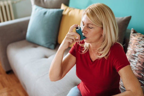 喘息を持つ人の日常生活 - asthmatic ストックフォトと画像