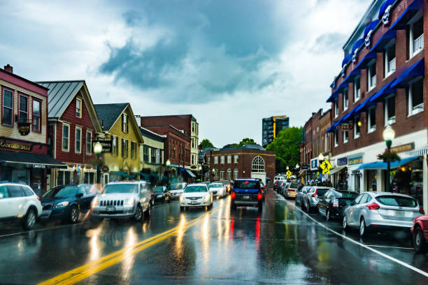 śródmiejska mała wioska w maine podczas deszczu ze sklepami na głównej ulicy - town maine american culture camden maine zdjęcia i obrazy z banku zdjęć