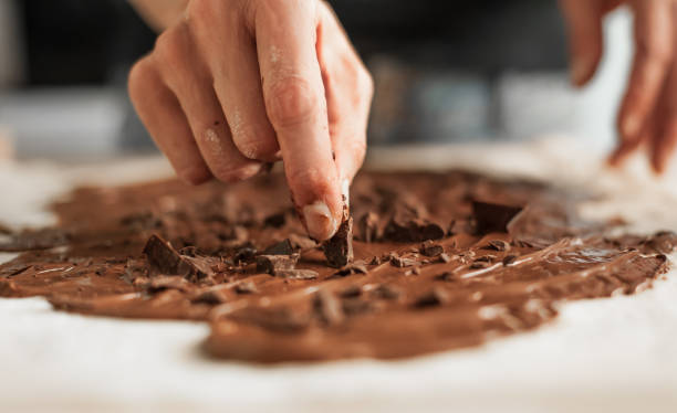 溶かしたチョコレートとおいしいケーキを作るプロの菓�子 - cake women confectioner photography ストックフォトと画像