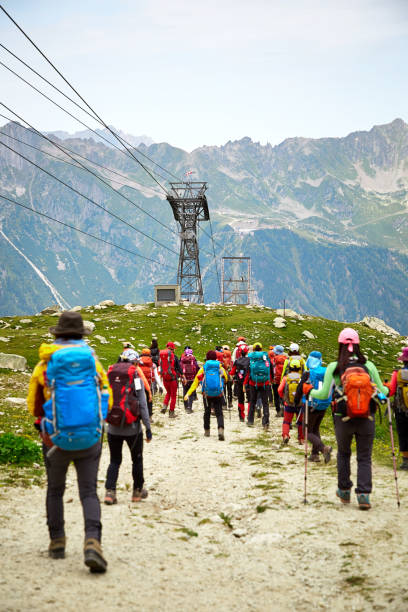 観光客は山の範囲を参照してくださいに向かっています。 - people traveling journey group of people hiking ストックフォトと画像