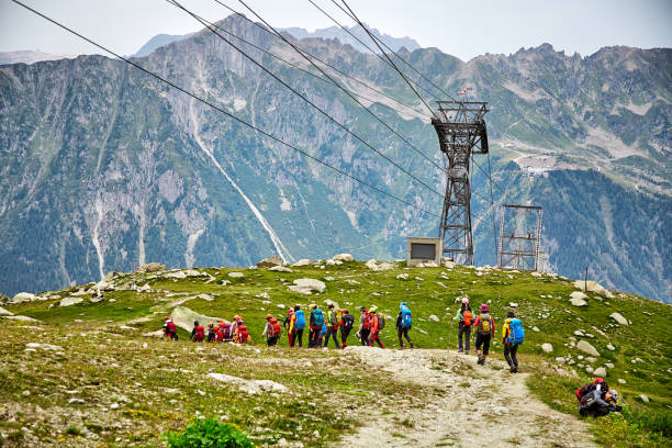 観光客は山の範囲を参照してくださいに向かっています。 - people traveling journey group of people hiking ストックフォトと画像