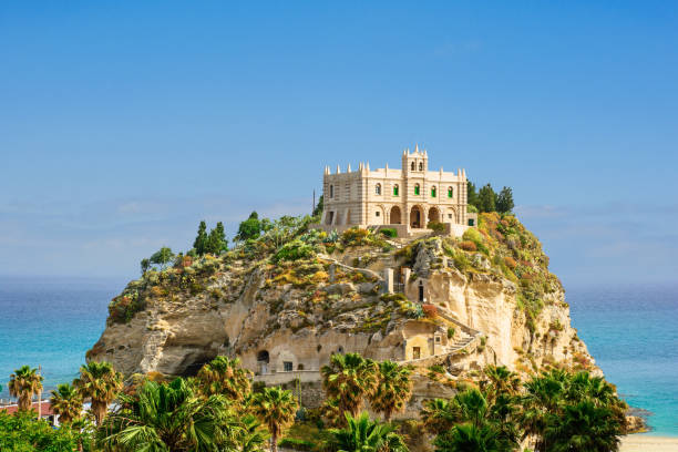 chiesa santa maria dell'isola. tropea, calabria, italia - italy calabria ancient city foto e immagini stock