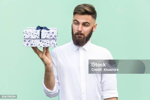 Hmm Was Es Ist Bärtiger Mann Geschenkbox Und Wollen Zu Offen Zu Betrachten Hellgrünen Hintergrund Studio Gedreht Stockfoto und mehr Bilder von Geschenk