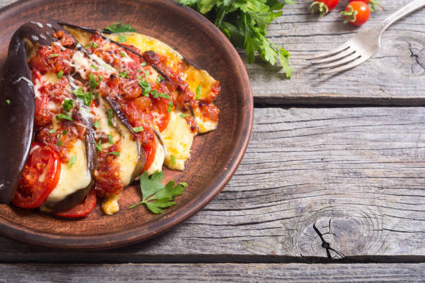 horneados con berenjenas y tomate - aubergines parmesan fotografías e imágenes de stock