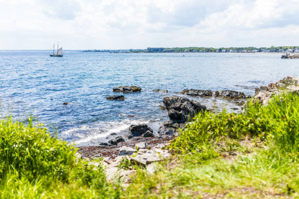 paysage urbain ou l’horizon de kennebunkport ville balnéaire avec le navire et la côte - house residential structure maine colonial style photos et images de collection