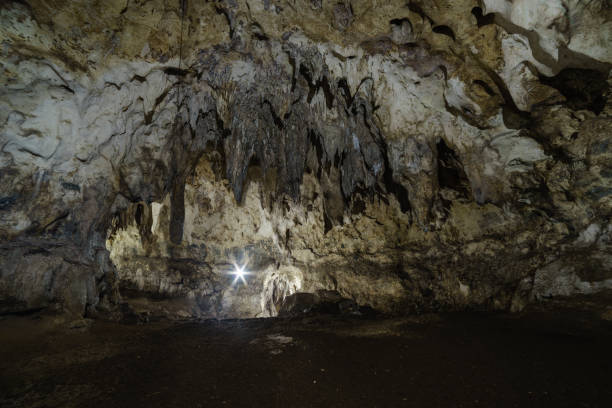 grotta hoyop hoyopan nella zona di bicol nelle filippine - bicol foto e immagini stock