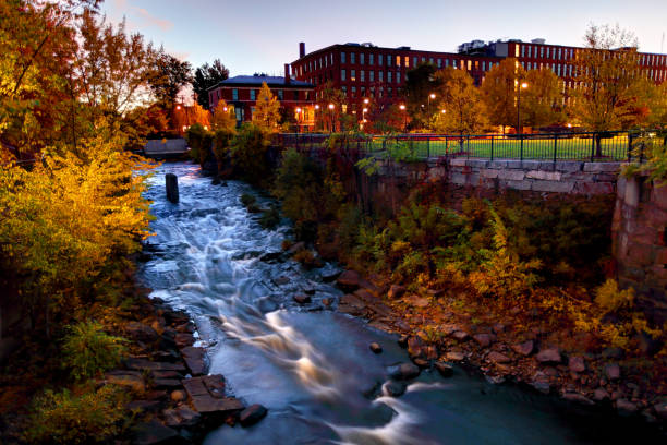 outono em lowell, massachusetts - autumn falling leaf new england - fotografias e filmes do acervo