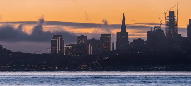 san francisco morgen - san francisco county embarcadero center bay bridge built structure stock-fotos und bilder