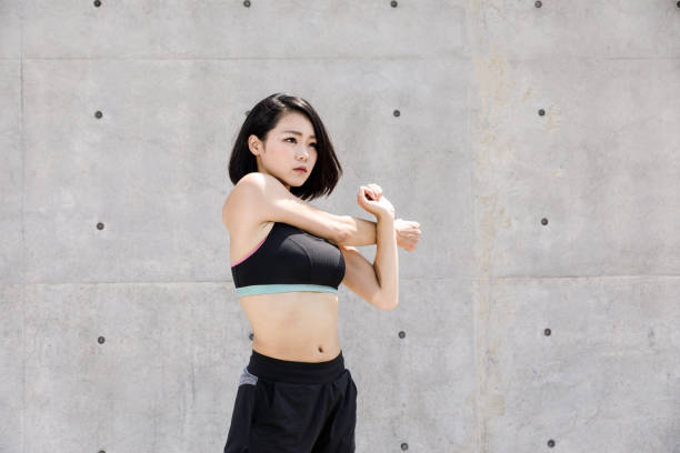 femme japonaise en bonne santé s’étend à l’extérieur - shorts clothing sport sports clothing photos et images de collection