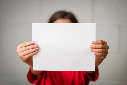 Chica con papel en blanco photo