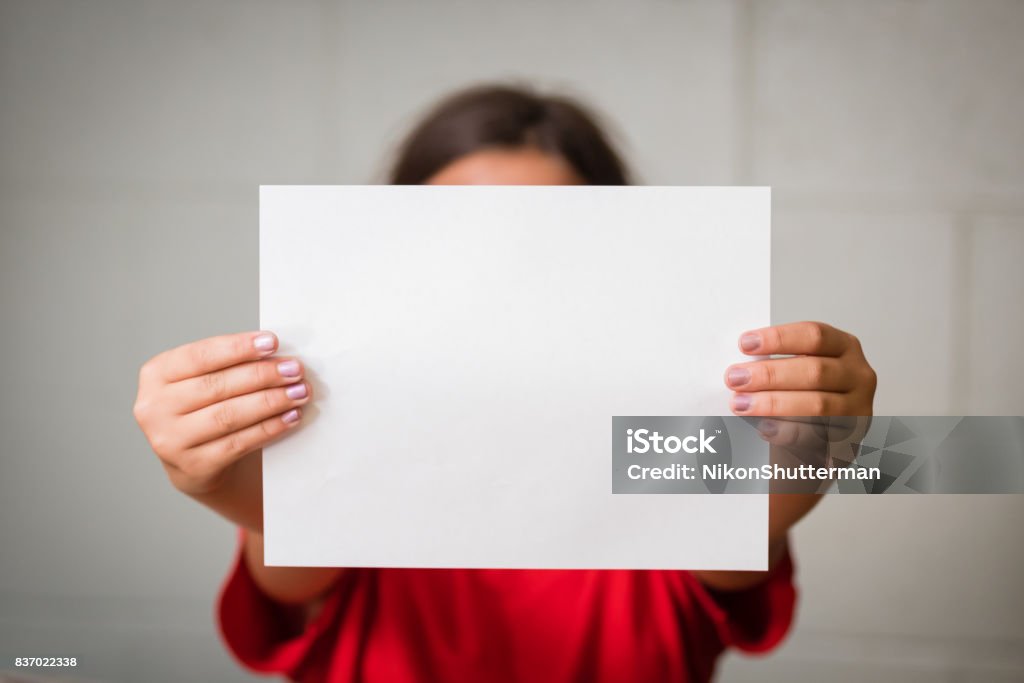 Chica con papel en blanco - Foto de stock de Agarrar libre de derechos