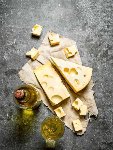 スライス チーズと白ワインのボトル - 2113 ストックフォトと画像