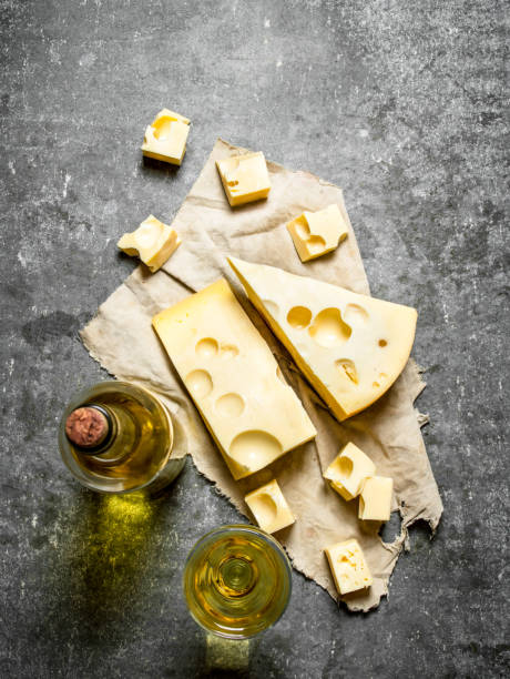 garrafa de vinho branco com fatias de queijo - 2113 - fotografias e filmes do acervo